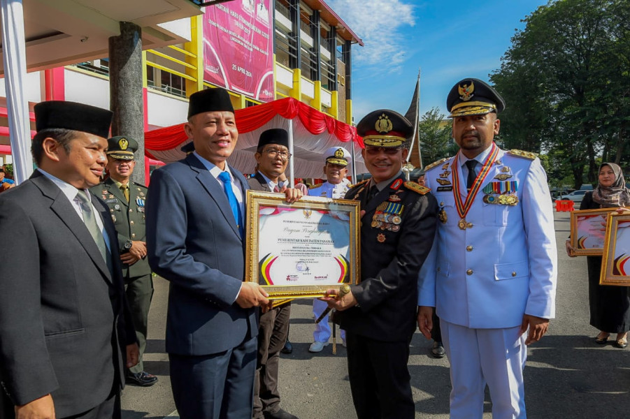 Kategori Kinerja Terbaik,Bupati Pasaman Sabar AS Terima Penghargaan dari Gubernur Sumbar