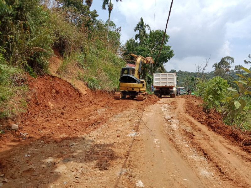 Mengenjot Pekerjaan Pembangunan Pelebaran Jalan Sepanjang 4,591 M Menuju Kampung Simpang Kuayan