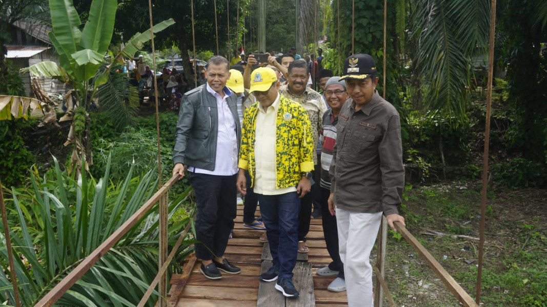 Anggota DPR RI Jhon Kenedy Aziz Lansung Respon Cepat Lihat Kondisi Jembatan Gantung di Nagari Ampek Koto