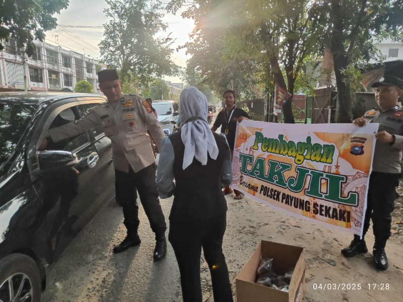 Polsek Payung Sekaki dan Rumah Jumat Berkah Bagikan Takjil Gratis kepada Masyarakat