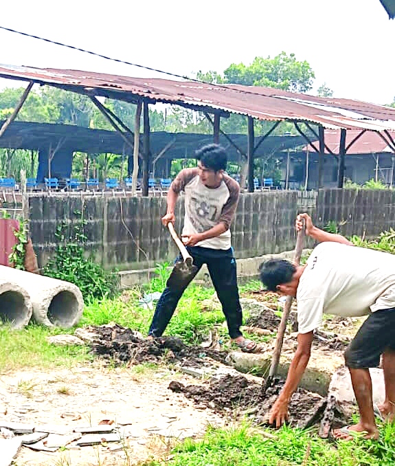 Warga RT 02 Rw 08 Warga Jalan Kiageng kelurahan Maharatu Lakukan Inisiatif Memperbaiki Gorong_Goring Yang Rusak