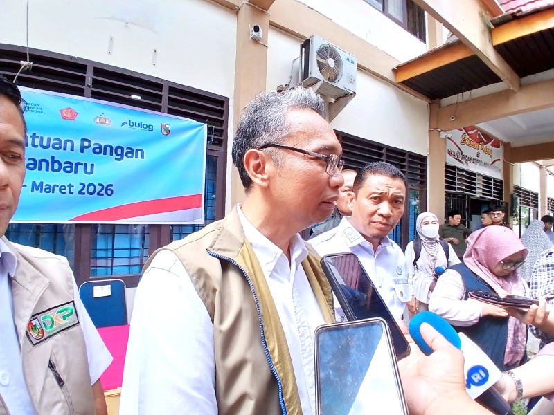 BULOG Salurkan Bantuan Beras dan Minyak Goreng di Pekanbaru, Sasar Warga Terdaftar DTSEN