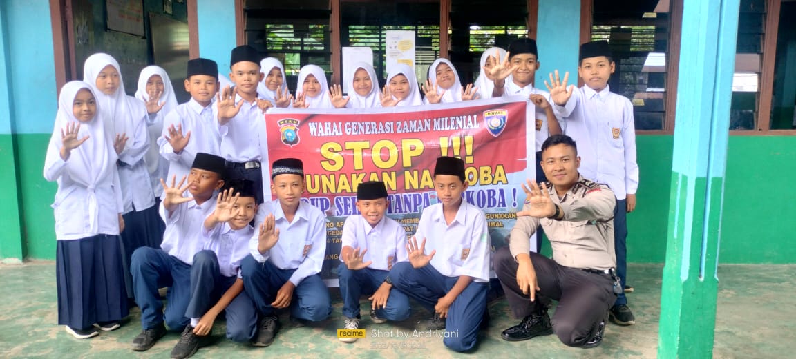 Polres Meranti Sosialisasikan Tentang Bahaya Narkoba bagi Kawula Muda Pelajar Melalui Program Class to Class on The School