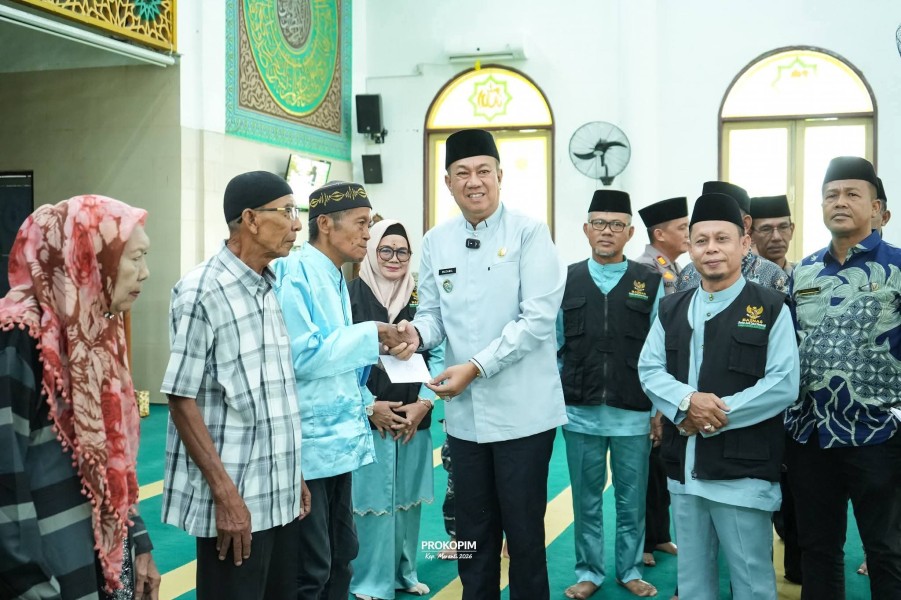 Wabup Muzamil Salurkan Zakat Konsumtif Ramadan, 2.015 Mustahik di Meranti Terima Bantuan