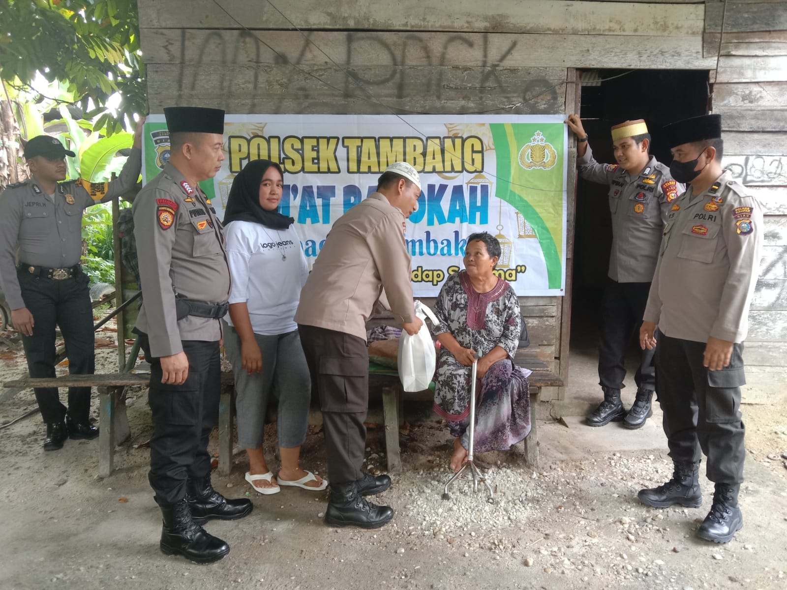 Polsek Tambang Berbagi Sembako Kepada Warga Kurang Mampu dan Penyandang Disabilitas