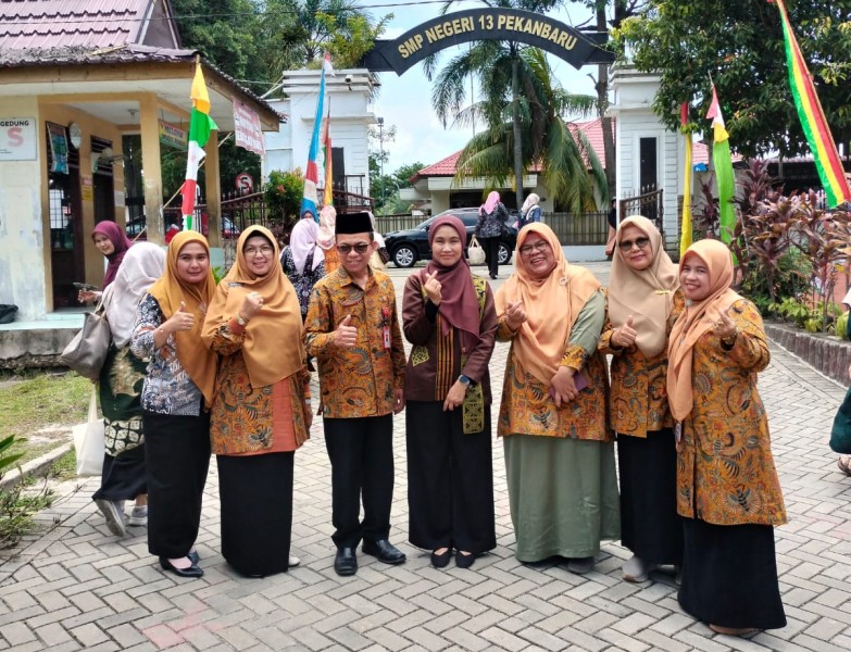 Ketua TP PKK Provinsi Riau Henny Sasmita Wahid,Tinjau Vaksinasi Serviks di SMP Negeri 13 Pekanbaru