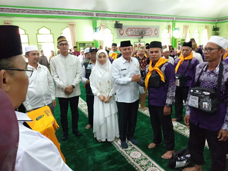 Lepas Ratusan Jamaah Haji,Bupati Sabar AS Doakan Semoga Mendapat Haji Yang Mabrur