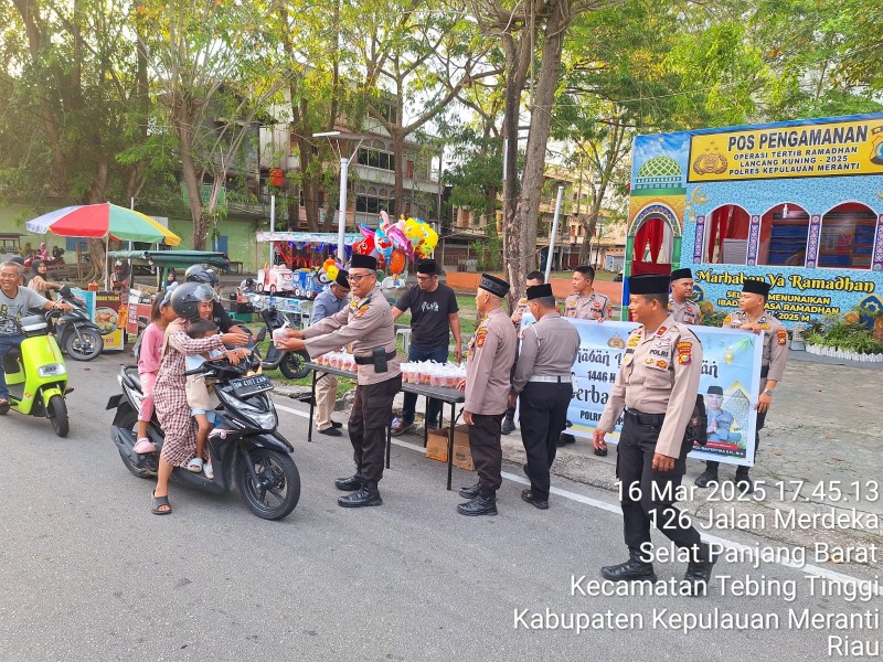 Pertengahan Bulan Ramadhan,Satresnarkoba Polres Meranti Bagi Takjil Kepada Masyarakat