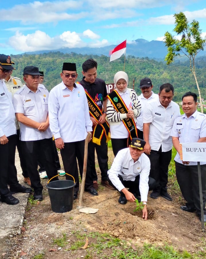 Tanam Pohon di Benteng Bukit Tajadi Bonjol, Ini Harapan Bupati Pasaman Sabar AS