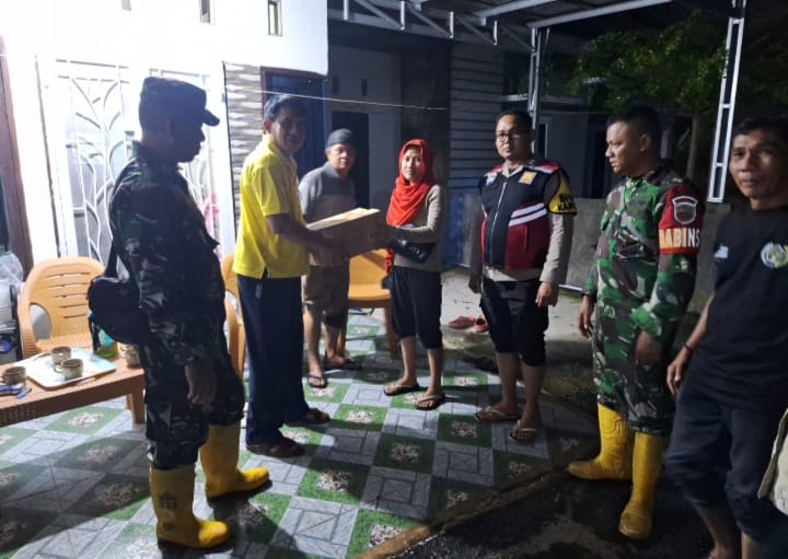 Tiga Pilar Kelurahan Pematang Kapau Turlap dan Serahkan Sembako Kepada Warga Terdampak Banjir