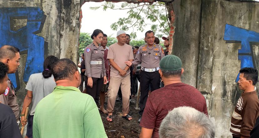 Atas Permintaan Warga Lingkungan RSDC Yang Terdampak Banjir, Ditlantas Polda Riau Jebol Tembok Pembatas