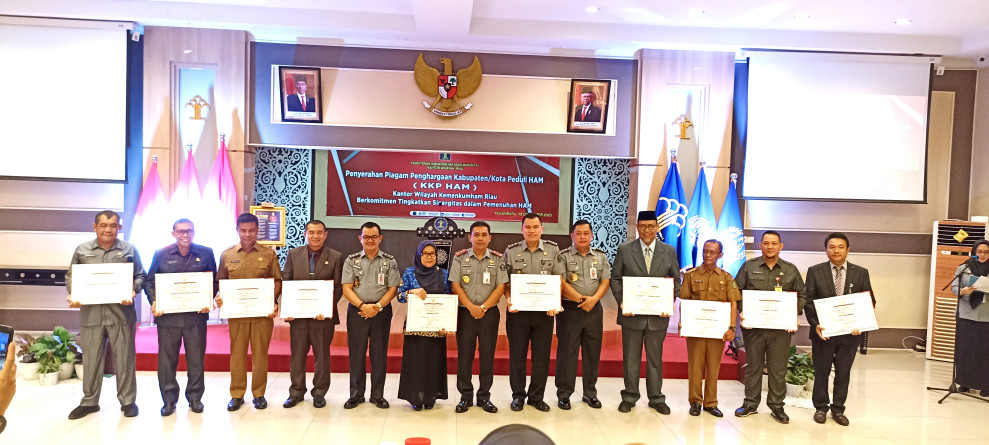 Diserahkan Langsung Kanwil Kemenkumham,Provinsi Riau dan 8 Kabupaten/Kota Terima Penghargaan Predikat Peduli HAM