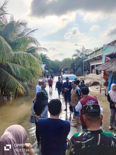 Ringankan Beban Masyarakat Terdampak Banjir,Bupati Tinjau Dan Salurkan Bantuan di Baserah dan KHS