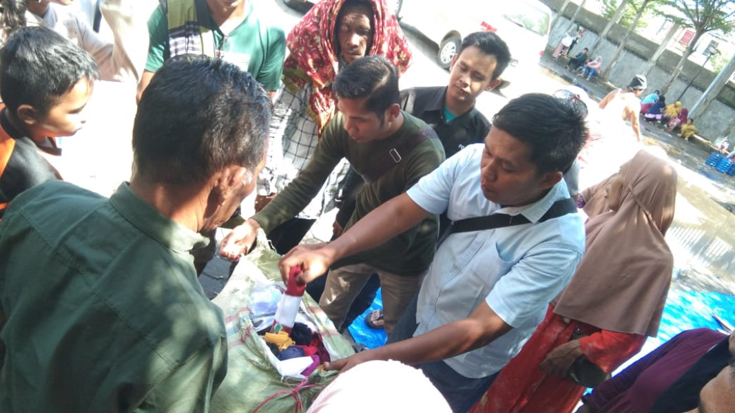 Sejumlah Jurnalis Dari Pasaman Barat Berikan Bantuan Kepada Masyarakat Yang Lakukan Aksi Unjuk Rasa di Kota Padang