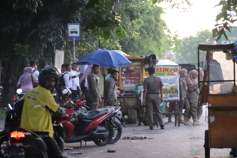 Sudah Menganggu Ketertiban,Satpol PP Pekanbaru Bersama Aparat Gabungan Tertibkan PKL di Depan Mesjid An Nur