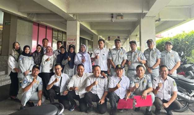 Tingkatkan Kepatuhan Masyarakat,Jasa Raharja Riau bersama Bapenda Lakukan Aksi Tempel Kendaraan Belum Lunas Pajak