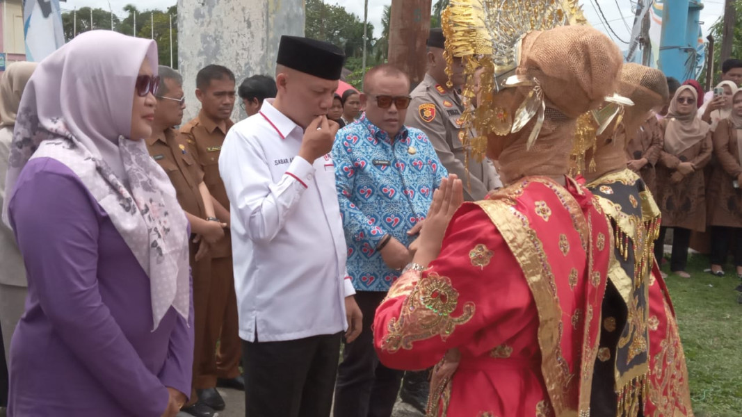 Hadiri Acara Fasilitasi Intensifikasi Dan Integrasi Pelayanan KBKR Wilayah Khusus Perbatasan,Sabar AS Disambut Dengan Tari Gelombang