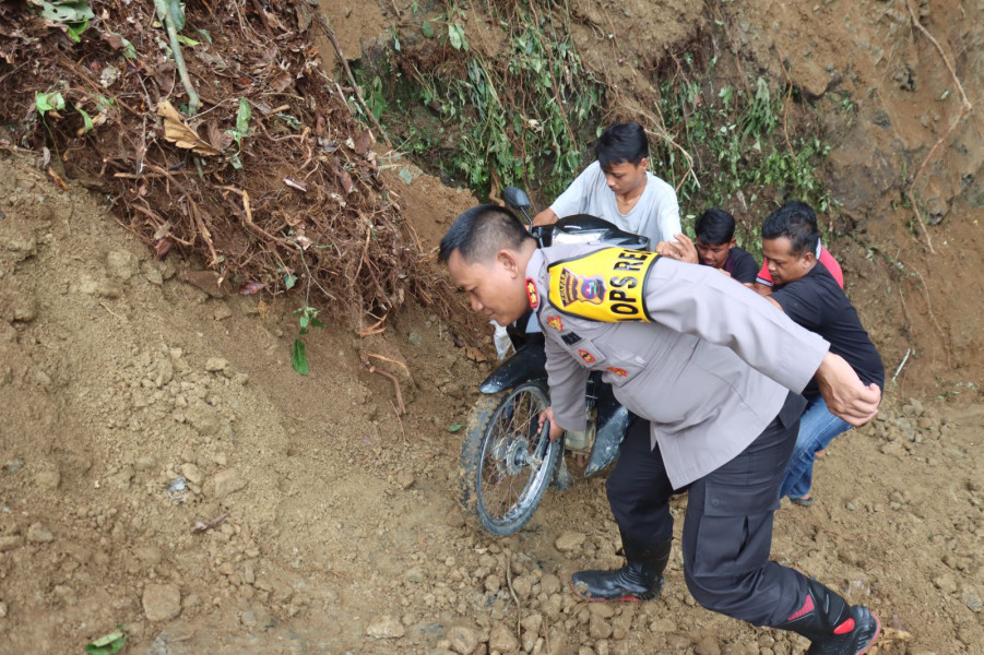 Kapolres Pasaman Barat Langsung Quick Respon Ke Lokasi jalan Terputus Akibat Longsor
