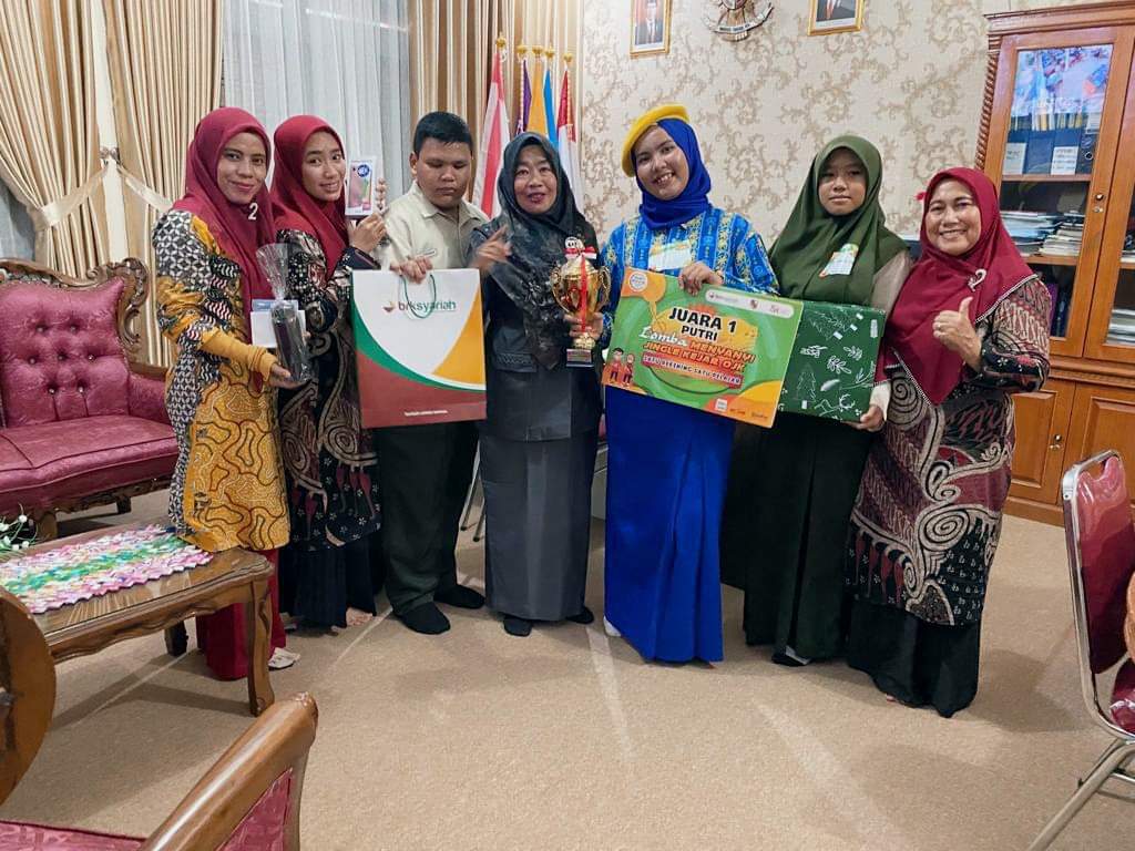 Anak Didik SMPN 8 Pekanbaru Sabet Juara 1 Lomba Menyanyi dan Melukis Poster Tingkat Kota Pekanbaru