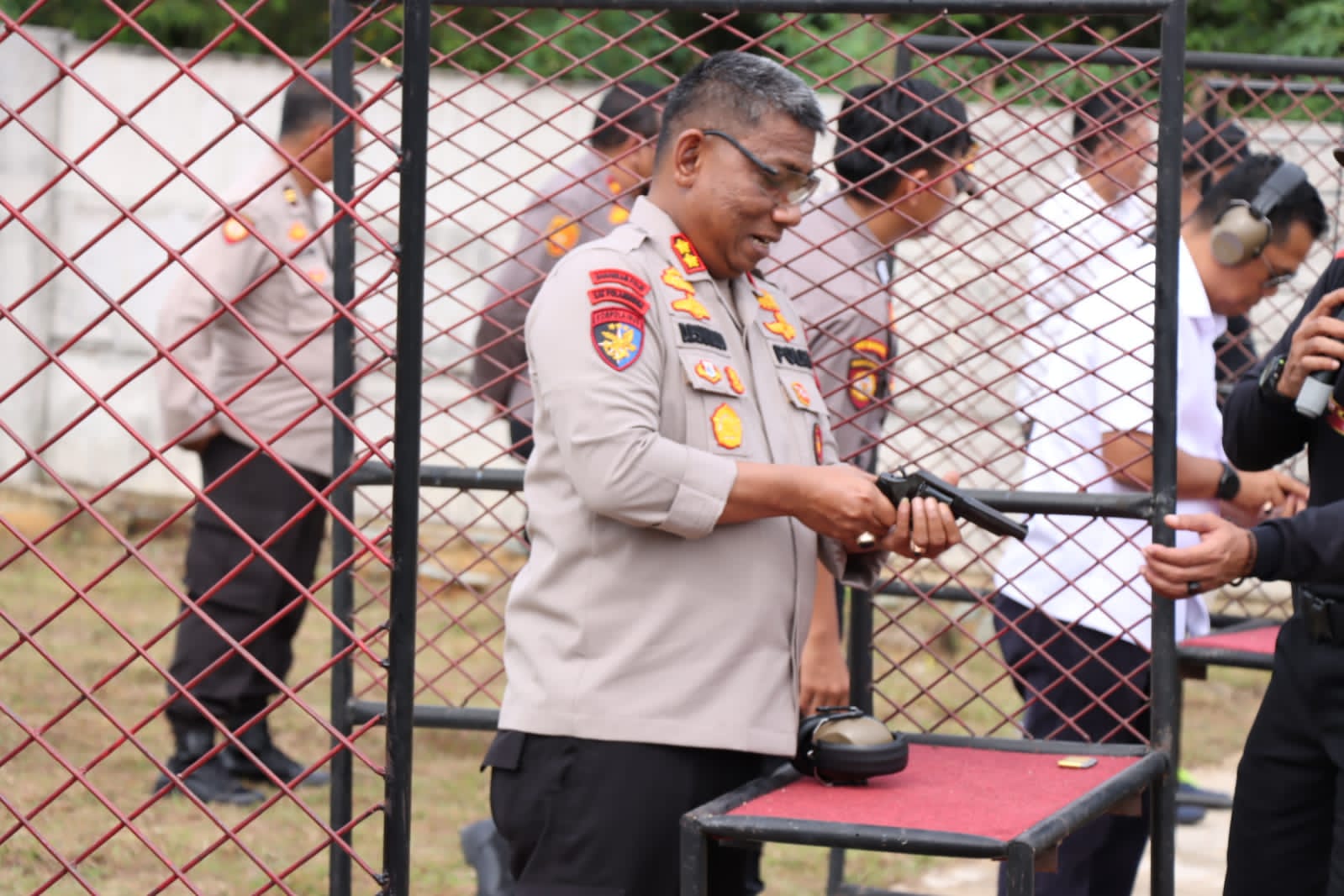 Secara Lansung Pimpin Latihan Tembak Yang Dilaksanakan Personil di Lapangan Outdor Yuniar Ari Darmawan