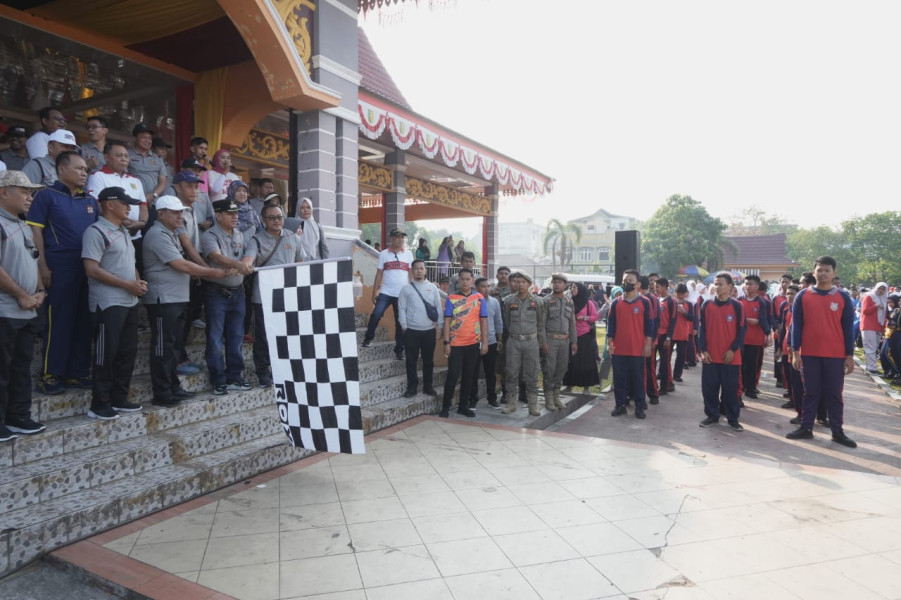 Bersama Bupati Ribuan Warga Ikuti Gerak Jalan Santai