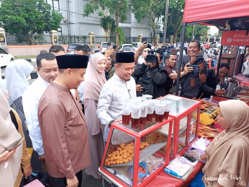 Wali Kota Pekanbaru meninjau langsung Pasar Ramadan untuk memastikan keamanan pangan dan mendorong geliat UMKM