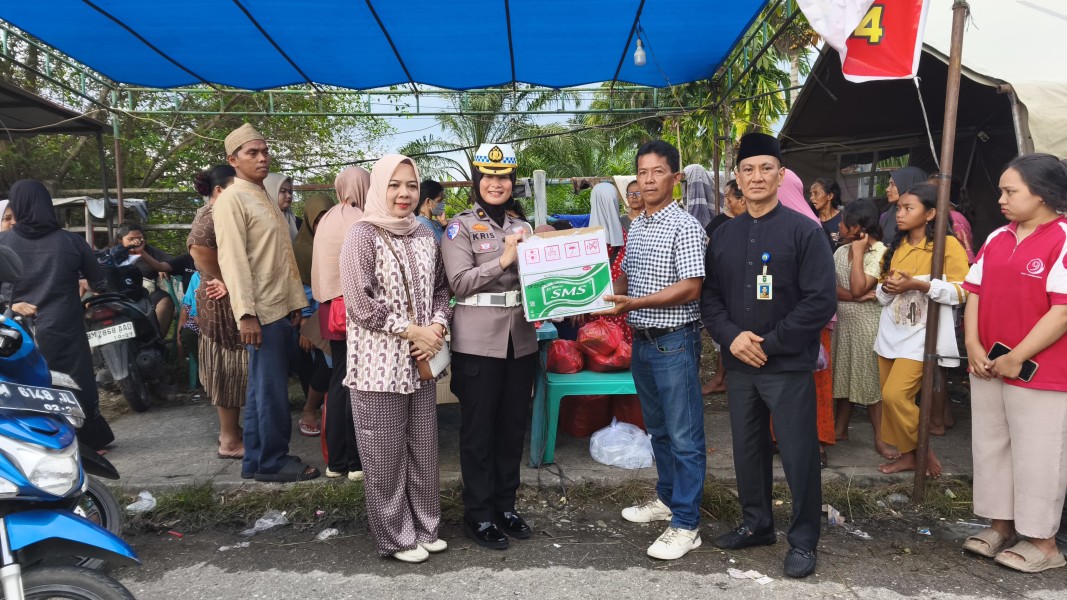 Gelar Kegiatan Sosial,Tim Ramadhan Berkah Ditlantas Polda Riau Bagikan Ratusan Paket Takjil Kepada Masyarakat Di Pengungsian Banjir