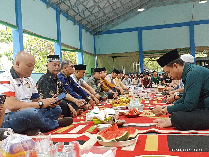SMA Negeri Olahraga Riau Gelar Buka Puasa Bersama dan Santunan Anak Yatim