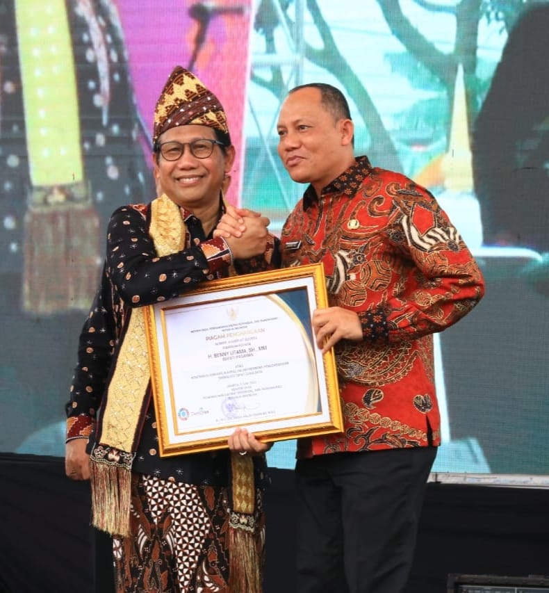Wabup Sabar AS Terima Penghargaan dari Kementerian Desa