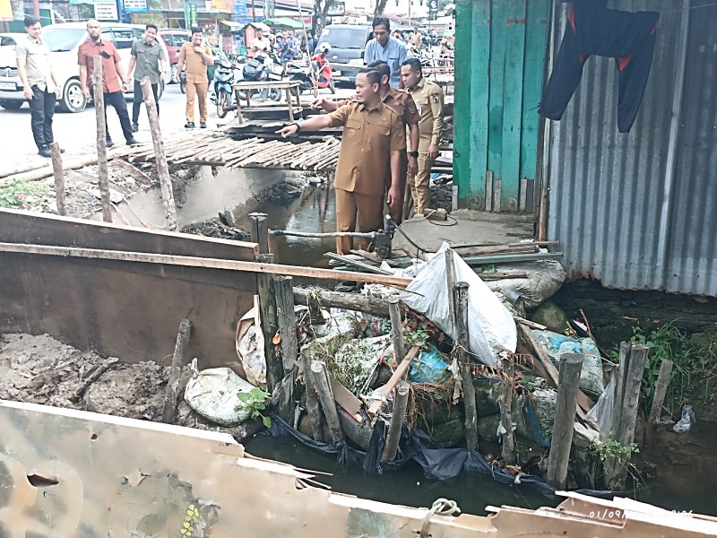 Tinjau Pembangunan Drainase Jalan Paus, Wali Kota Pekanbaru Soroti Tantangan Penanganan Banjir