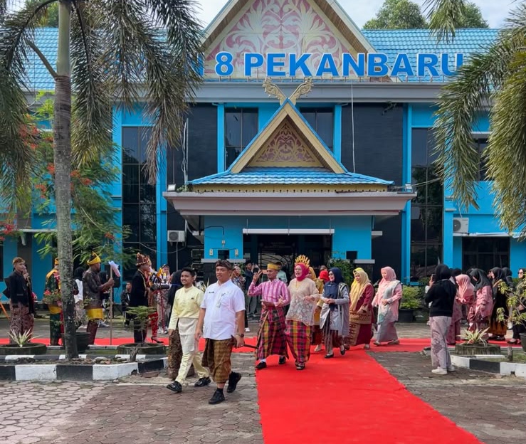 38 Pakaian Adat Nusantara Warnai Peringatan Sumpah Pemuda di SMAN 8 Pekanbaru