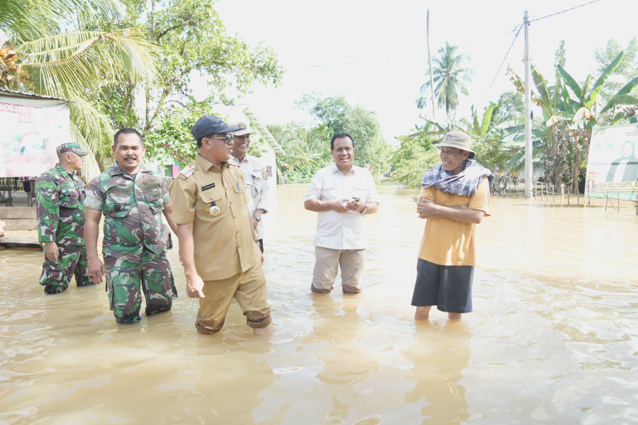 Usai Pimpin Rapat Evaluasi Pananganan Banjir,Bupati Suhardiman Amby Tinjau Banjir Di 2 Kecamatan