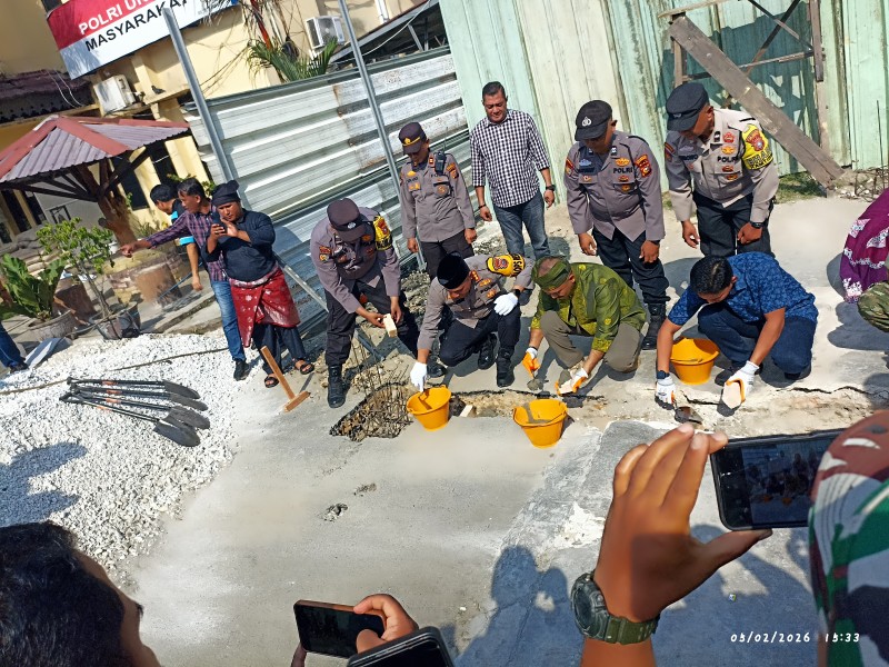 Langkah Awal Pembangunan Sarana Ibadah, Kapolresta Pekanbaru Letakan Batu Pertama Musholla An_Nusirwan Polsek Binawidya