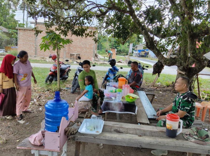 Dari Hidangan Sederhana, Tumbuh Kedekatan Satgas TMMD 127 dan Keluarga Penerima Manfaat