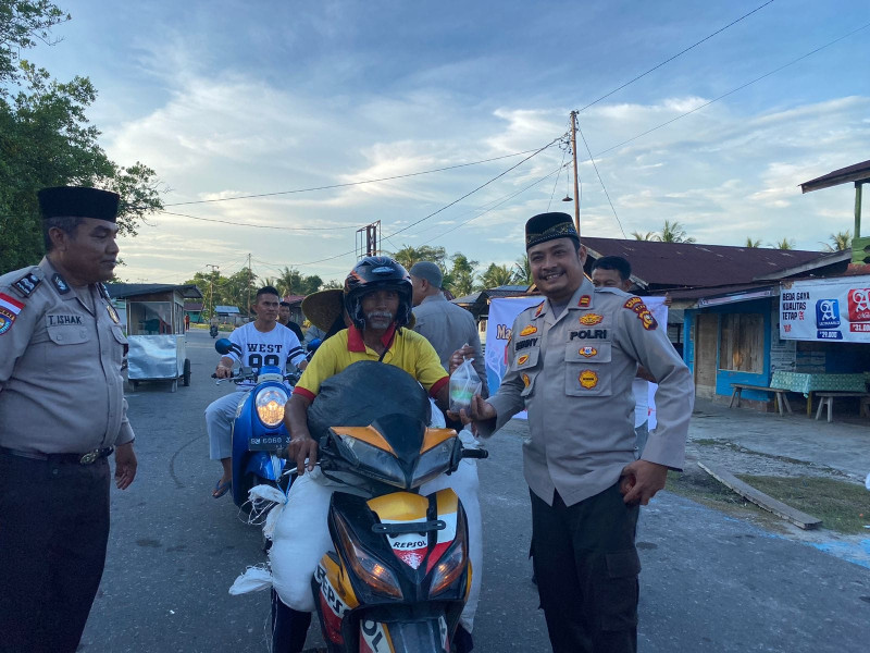 Berbagi Takjil Kepada Masyarakat di Jalan Pelabuhan Peranggas Desa Lamang