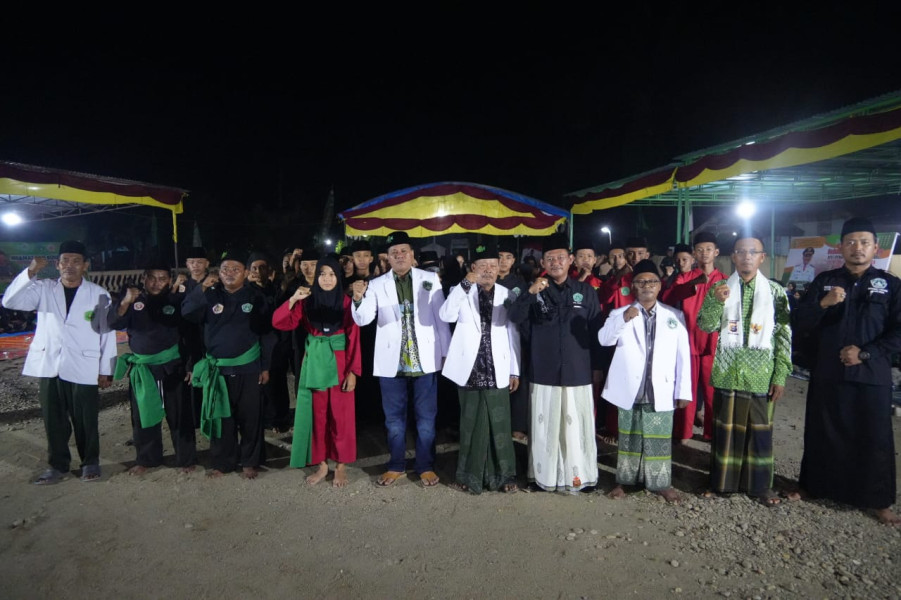 Kalungkan  Gelar Anggota Kehormatan Pagar Nusa Disaat Audensi Bersama Masyarakat Pasir Mas.