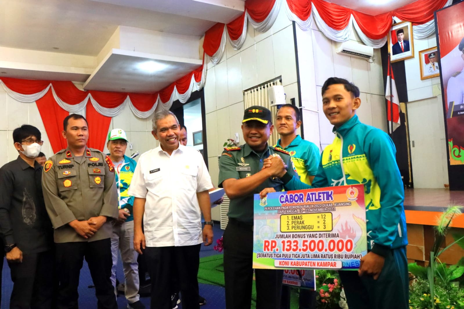 Serahkan Bonus Sebesar Rp 1,3 Milyar Kepala Atlit dan Official Porprov Riau Ke-X