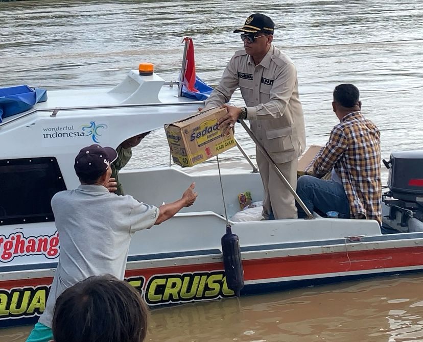 Bupati Suhardiman Amby Pantau Langsung Kondisi Warga Terdampak Banjir Serta Salurkan Bantuan Sembako