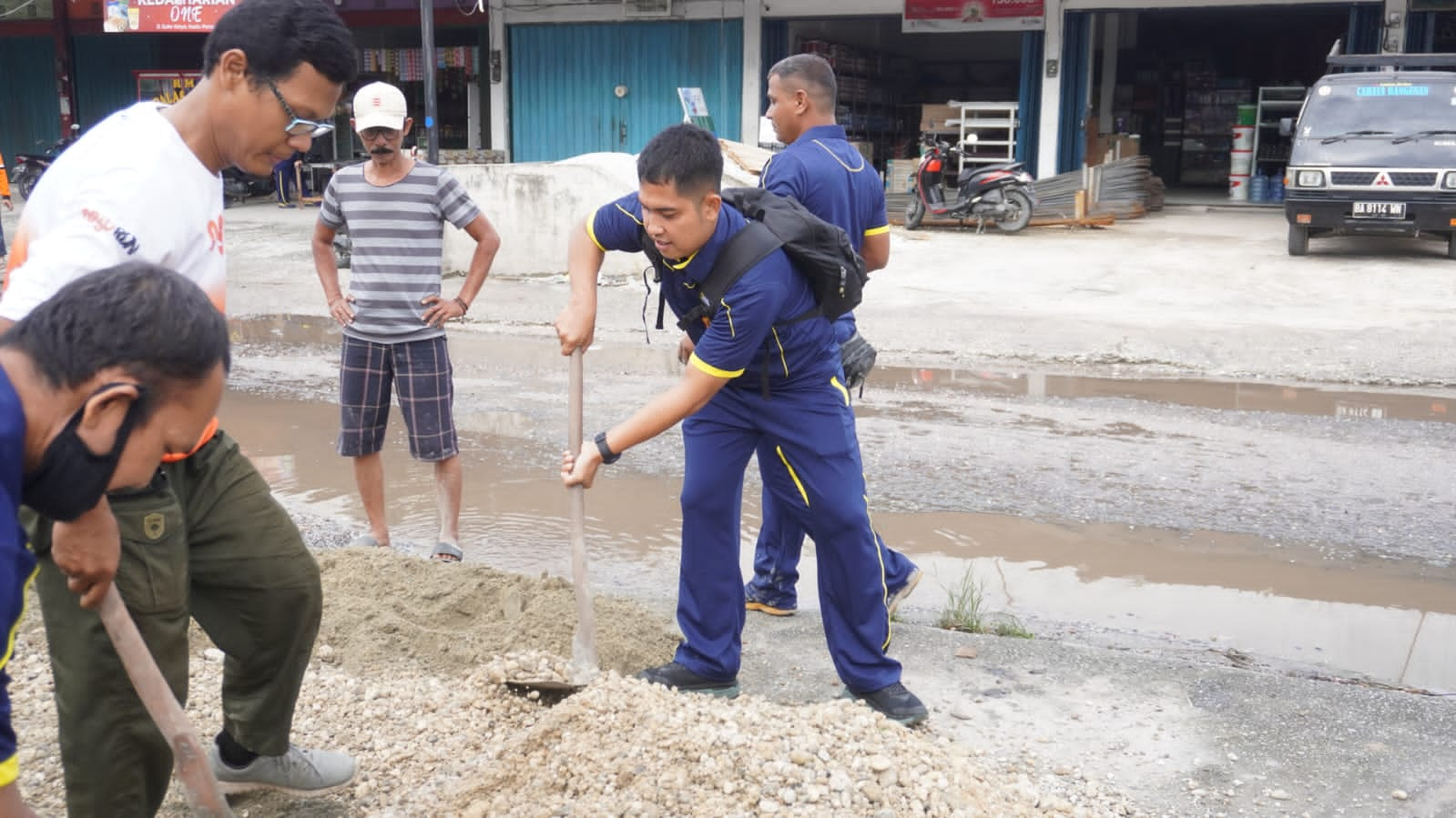 Keluhakan Jalan Rusak Dan Berlobang Warga Dibantu Polsek Tampan Lakukan Semenisasi Jalan Tuah Karya