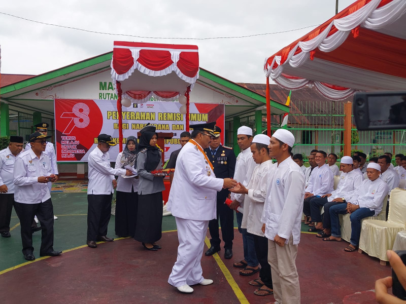 Dua Napi  Dapat Remisi Bebas Diberi Bantuan