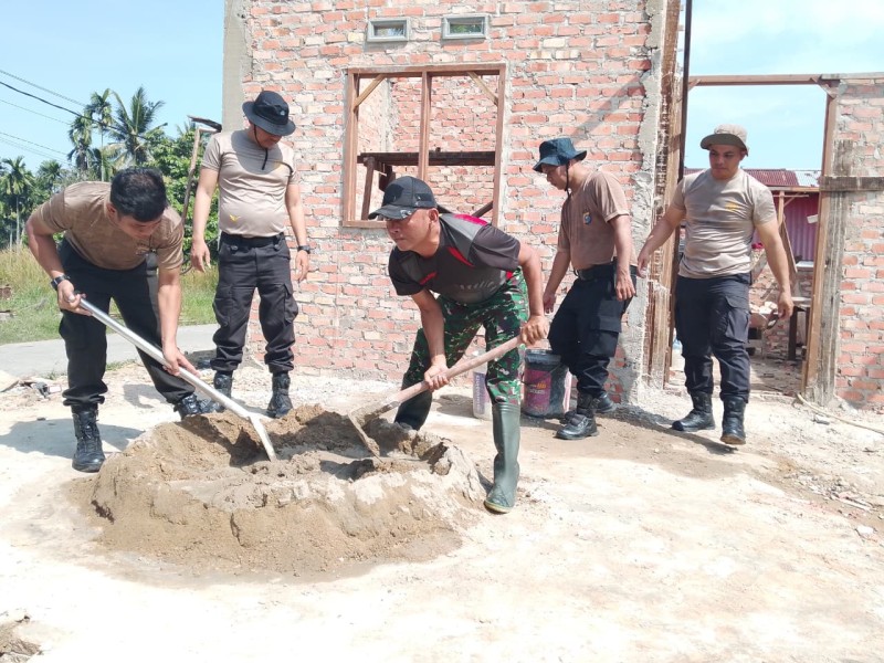 Di Balik Ayunan Sekop dan Cangkul, Terjalin Kebersamaan TNI dan Warga