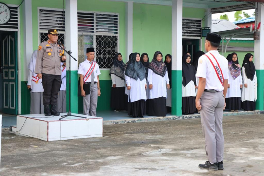 Kapolres Meranti dan Pju Ajak Siswa Jauhi Hal Negatif dan Jadi Pelopor Keselamatan Berlalulintas