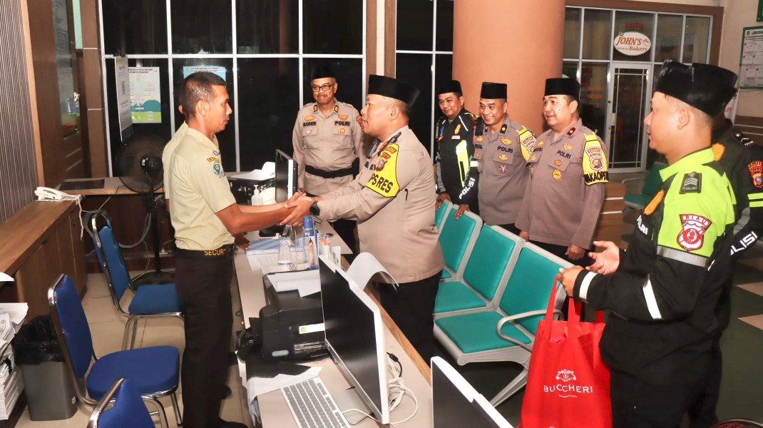 Gelar Sahur On the Road,Kapolres Kep Meranti Sapa Keluarga Pasien