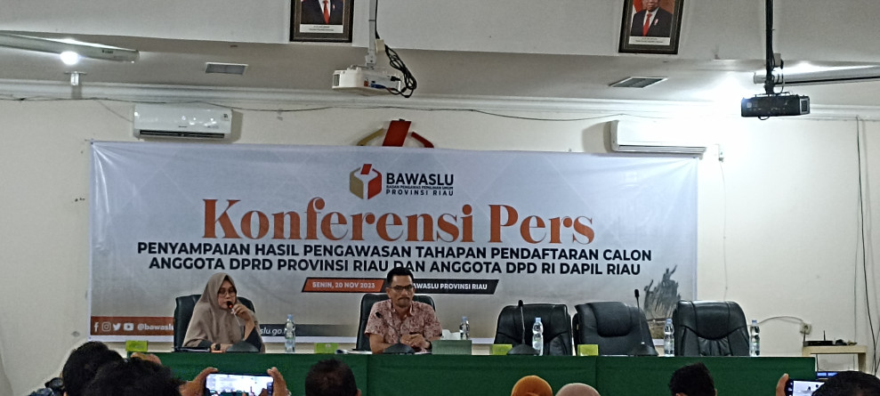 Bawaslu Riau Laksnakan Acara Konfrensi Pers Menyampaikan Hasil Pengawasan Tahapan Pendaftaran Calon Anggota DPRD Riau dan DPD RI Dapil Riau