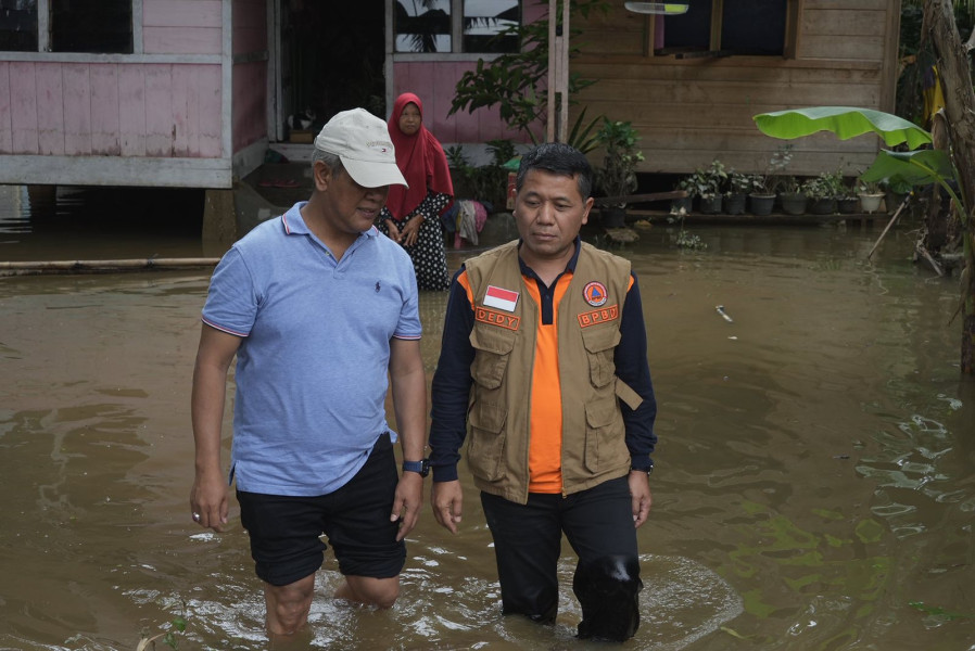 Tinjau Banjir Di Cerenti,Sekda Langsung Salurkan Bantuan