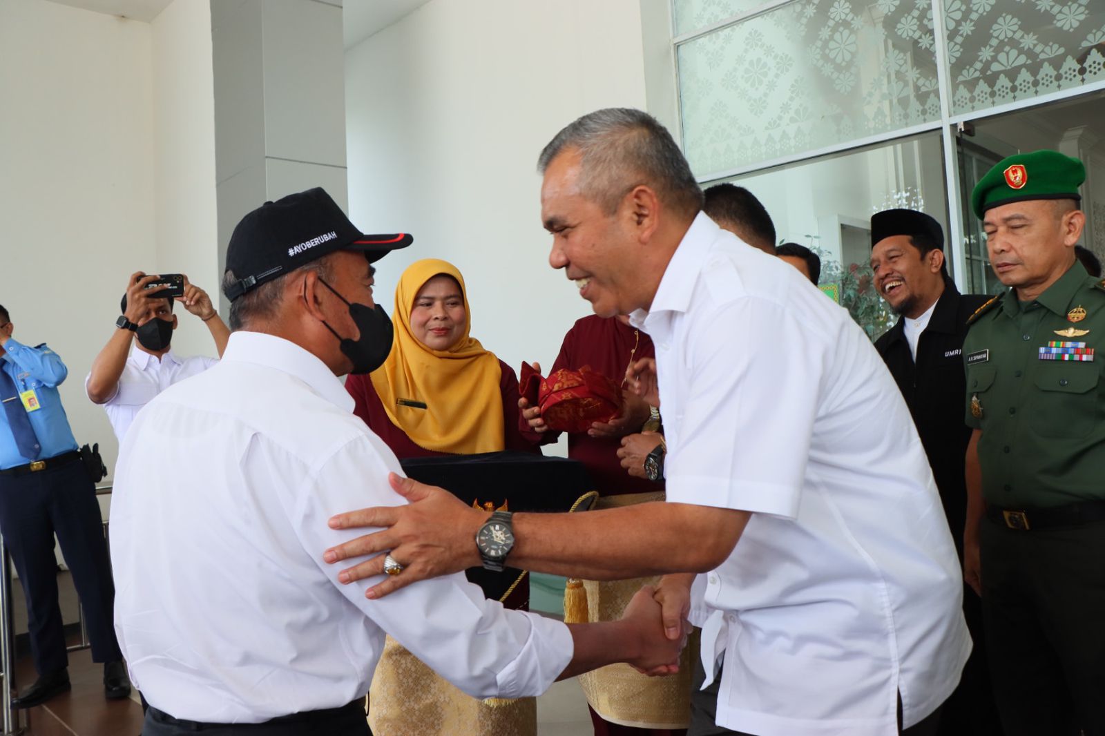 Sambut Lansung Kedatangan Menko PMK RI di Bandara Sultan Syarif Kasim II