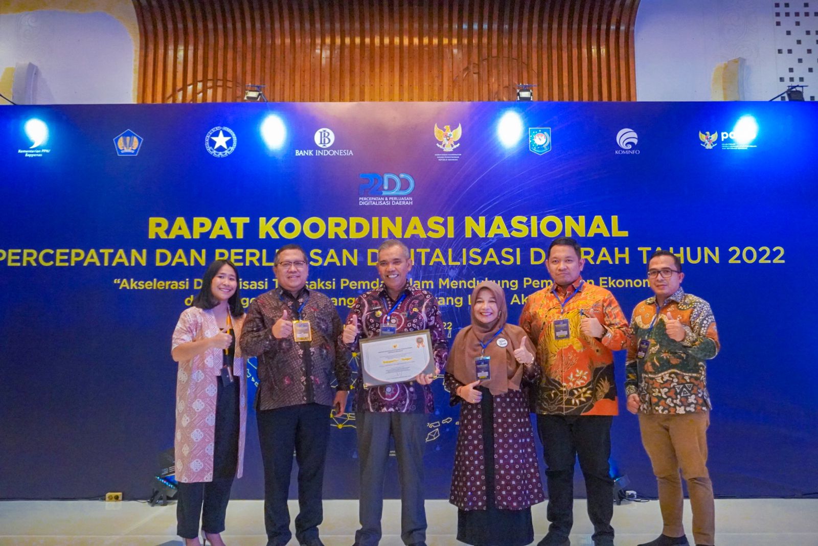 Pj Bupati Kampar Terima Penghargaan TP2DD Terbaik Kedua di Indonesia