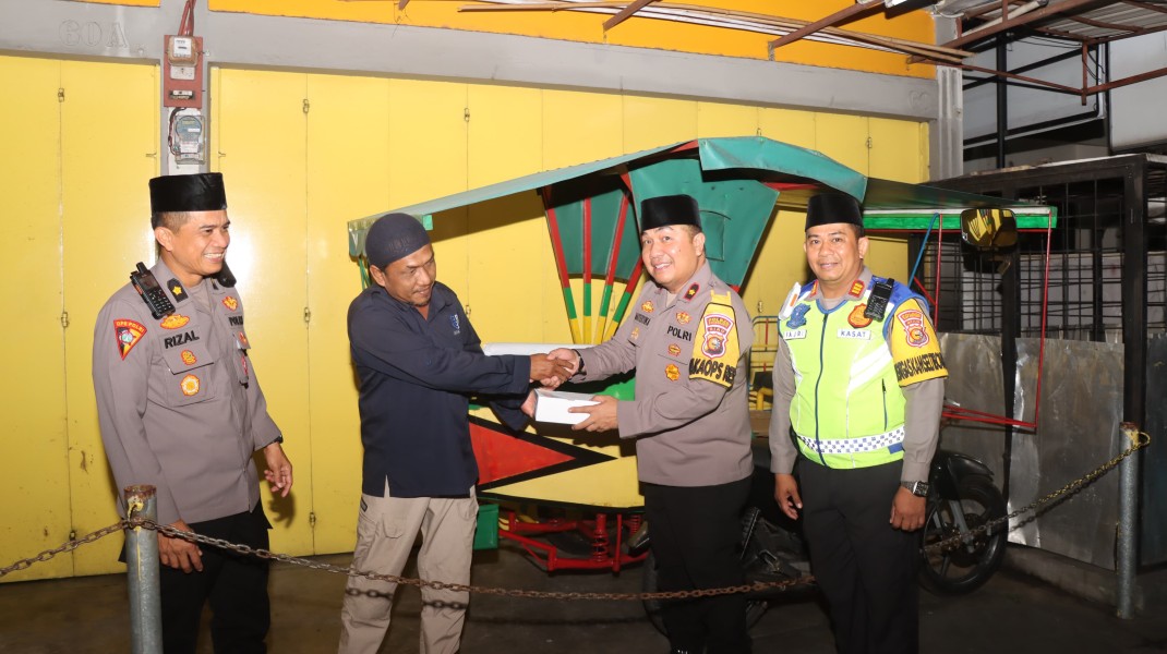 Sahur On The Road, Kapolres Kep Meranti Gelar Patroli Dan Bagikan Nasi Kotak Jelang Sahur
