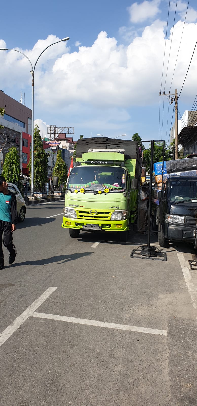 Sejumlah Pemilik Toko di Jalan Tuanku Tambusai Merasa Terganggu dan Memasang Besi Pembatas Portable