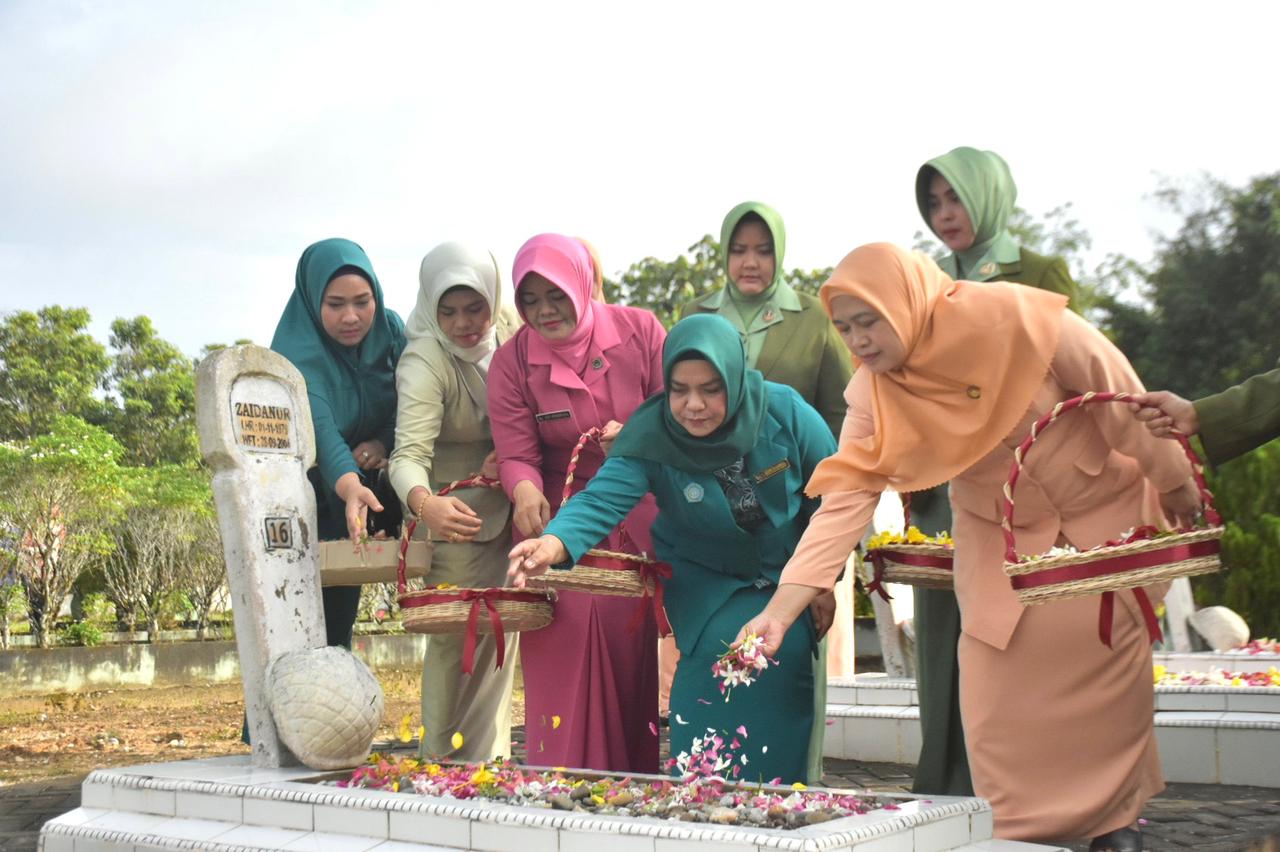Deswita Kamsol Pimpin Apel Penghormatan dan Tabur Bunga di TMP Kesuma Eka Bakti